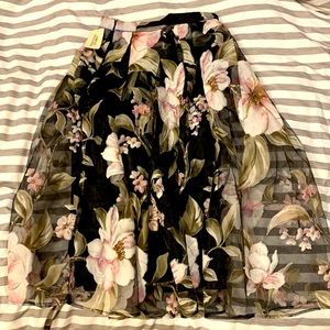 FOREVER 21-woman’s floral skirt. Size.XS